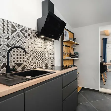Urban Black Porec