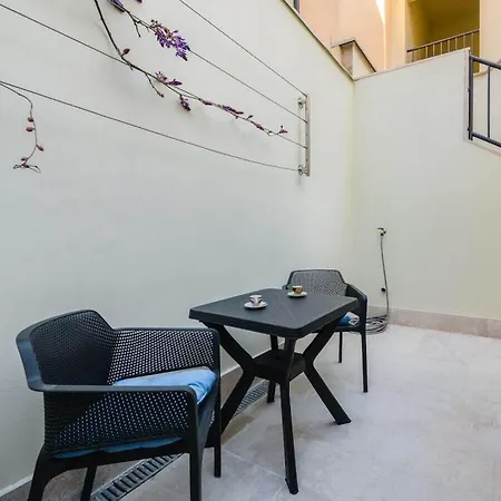 Urban Black Holiday home *